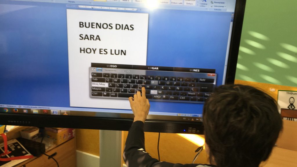 alumno trabajando en pizarra digital interactiva