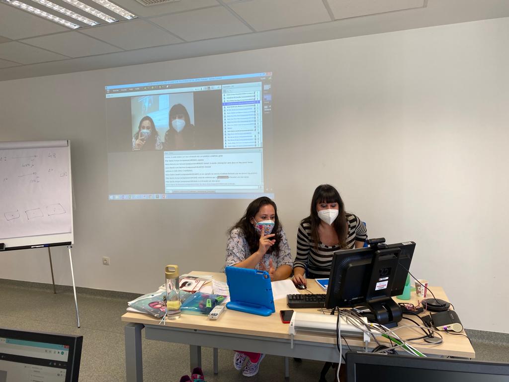 Especialista en Audición y Lenguaje participando en curso del hospital