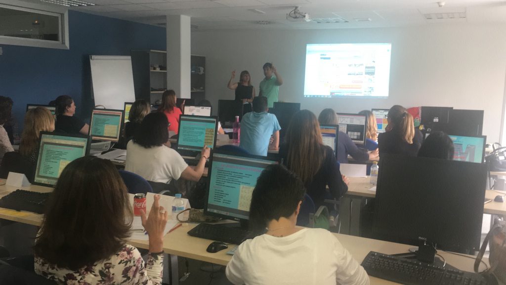 Especialista en Audición y Lenguaje participando en curso del hospital