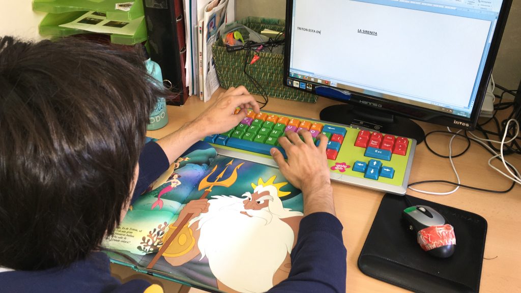 Alumnos trabajando con ordenador y teclado con clasificación por colores