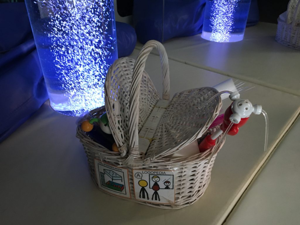 Foto de cesta con material de estimulación