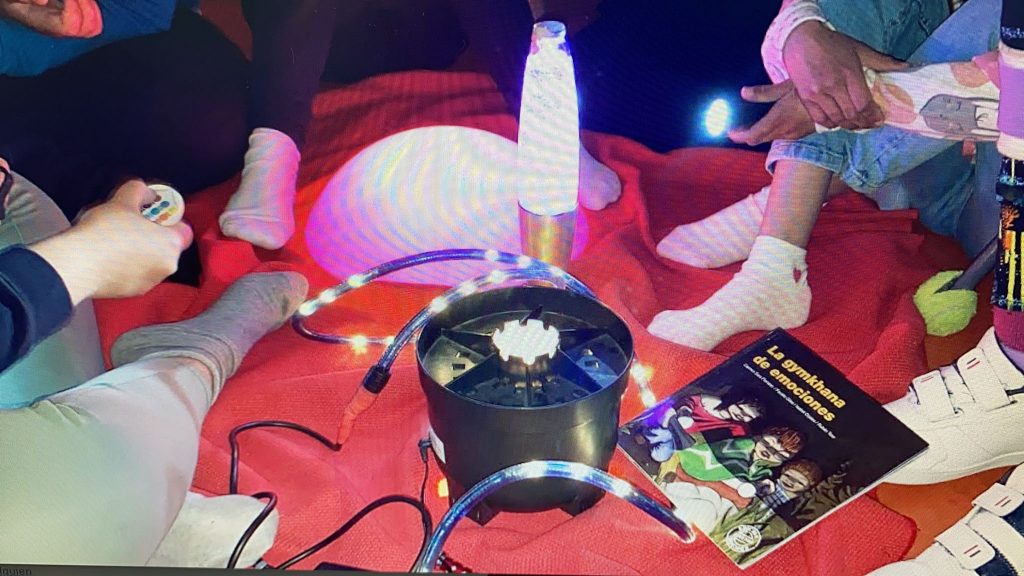Foto de taller de estimulación y animación lectora con luces
