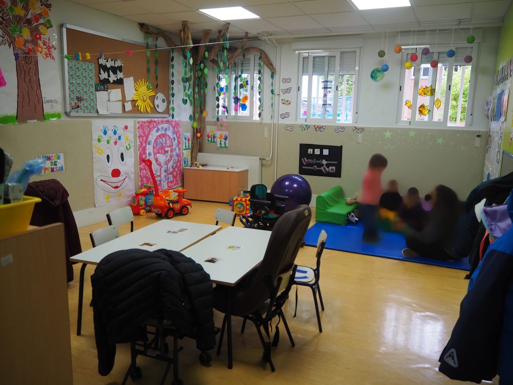 Vista de la zona de trabajo y asamblea/relajación de un aula de infantil