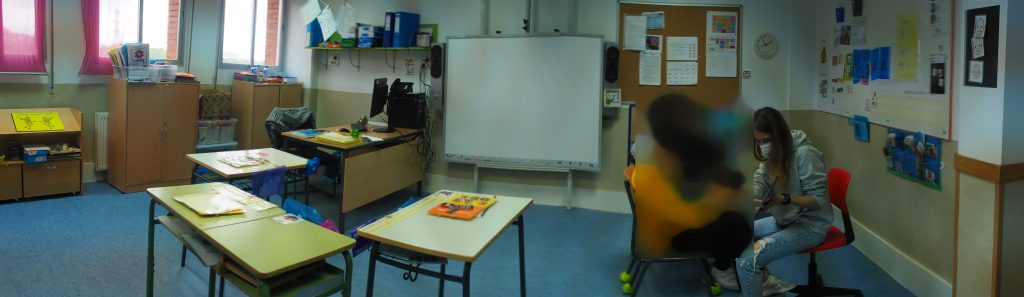 Vista de las zonas de trabajo, pizarra digital y asamblea de un aula de EBO mayores