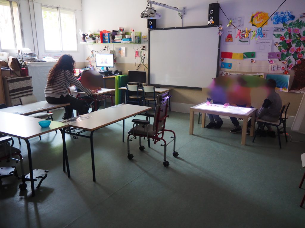 Vista de un aula de EBO pequeños mientras utilizan la mesa de luz
