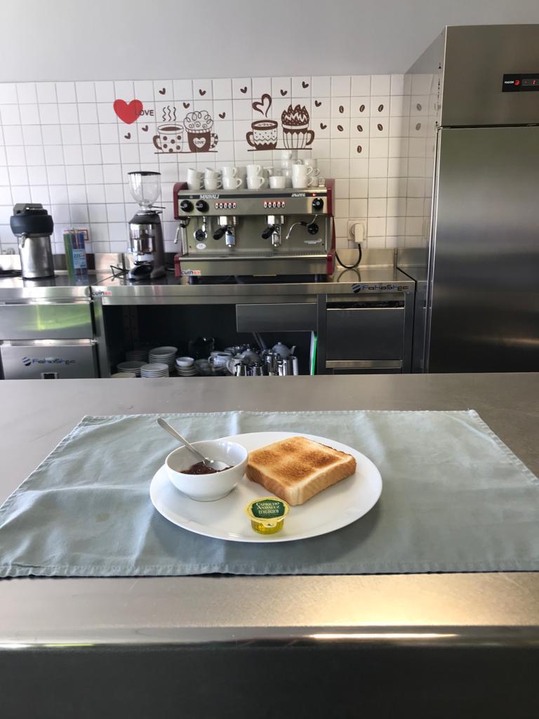 Foto de tostada preparada en la cafetería