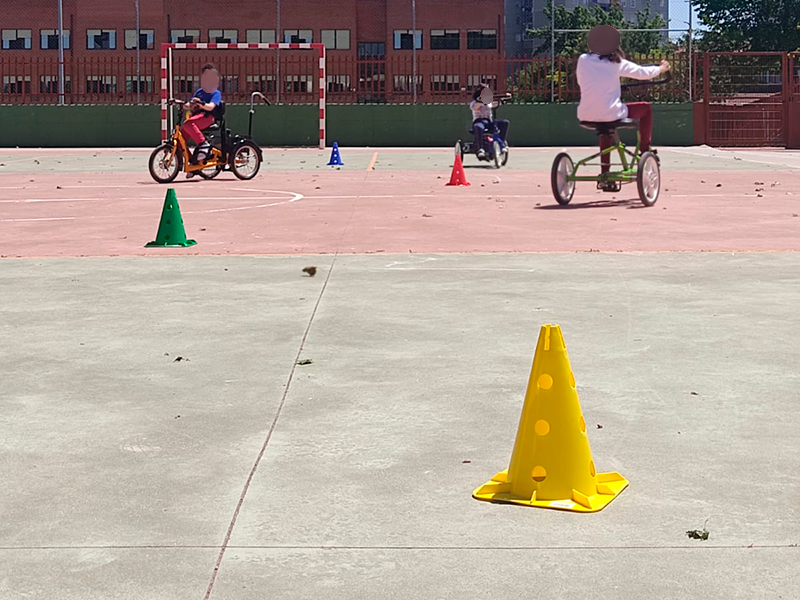 Foto de alumnos trabajando con bicicletas en sesión de fisioterapia