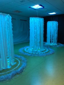 Foto de taller de teatro con luz negra
