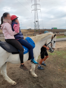 Alumna montando a caballo