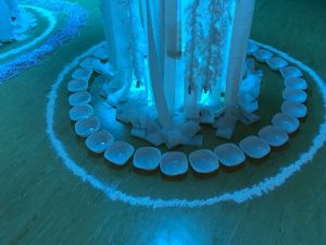 Foto detalle actividad de teatro con luz negra