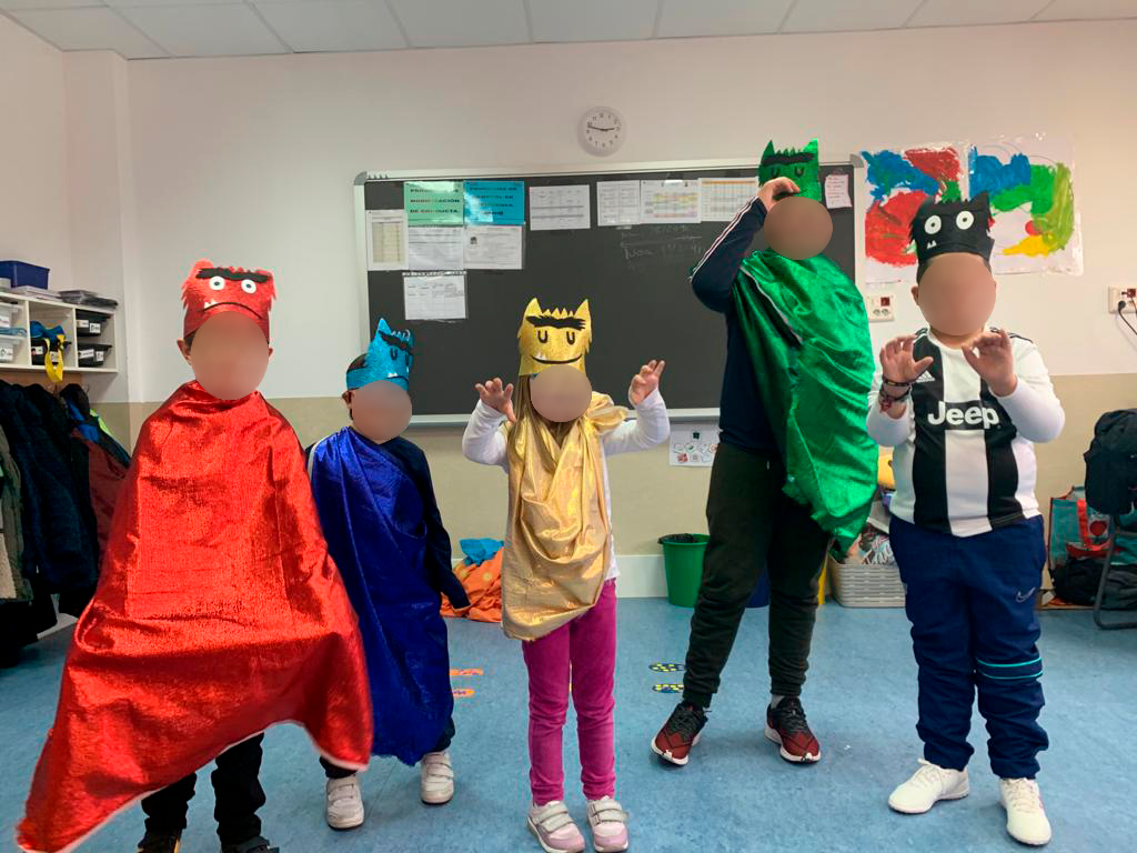 Foto de alumnos realizando actividad de teatro