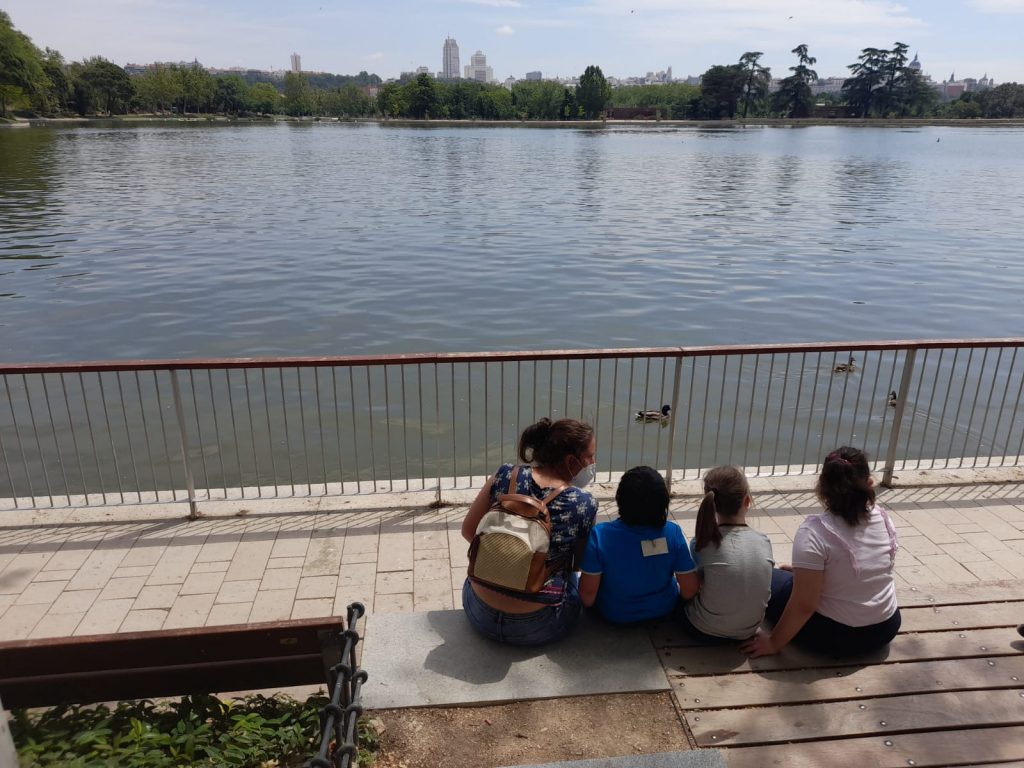 Alumnos de EBO pequeños contemplando el lago