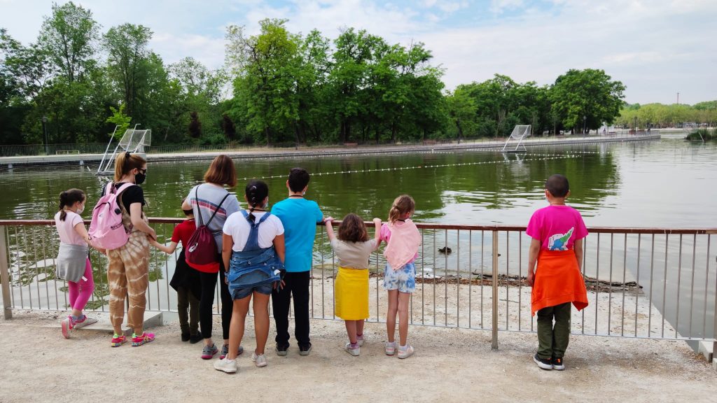 Alumnos de EBO pequeños contemplando el lago