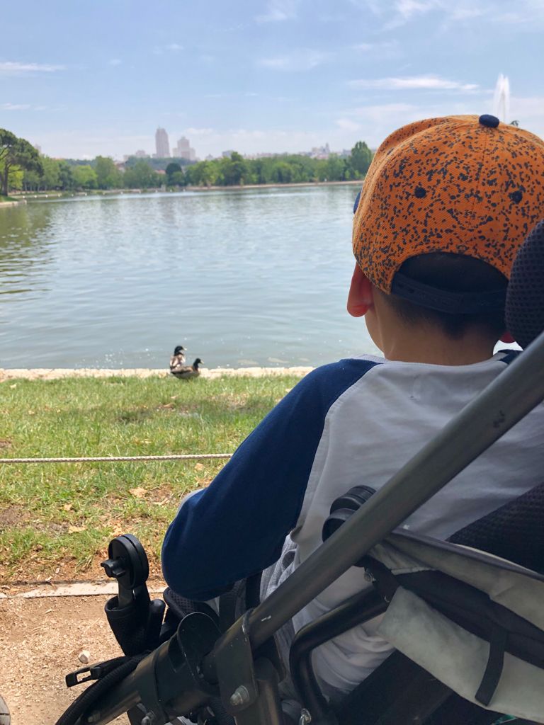 Alumno de EBO pequeños contemplando el lago