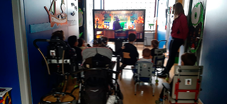 Alumnos viendo película en pizarra digital