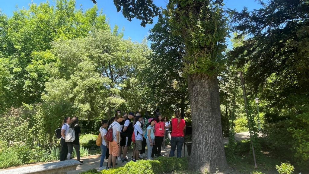 alumnos en el real jardín botánico