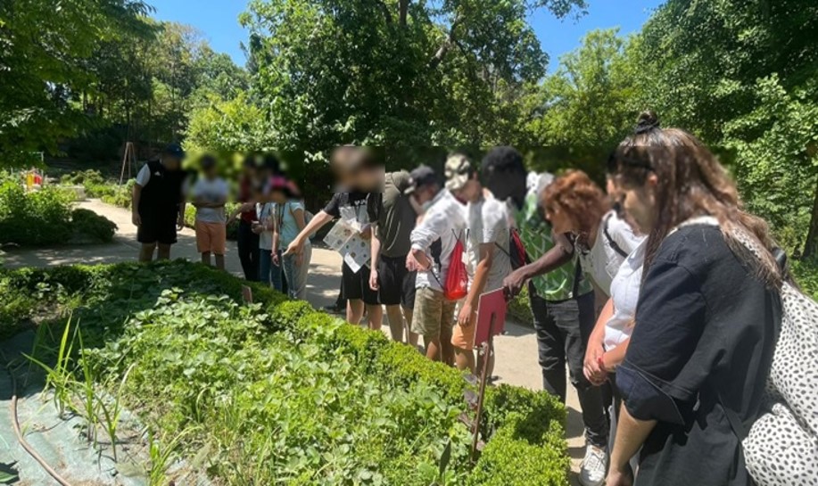 alumnos en el jardín botánico