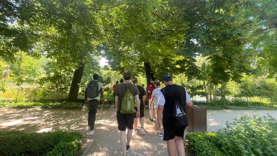 alumnos en el jardín botánico