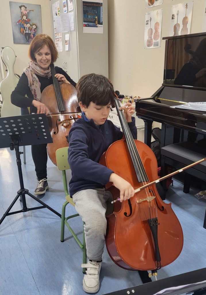 Impartiendo una clase de Violonchelo.