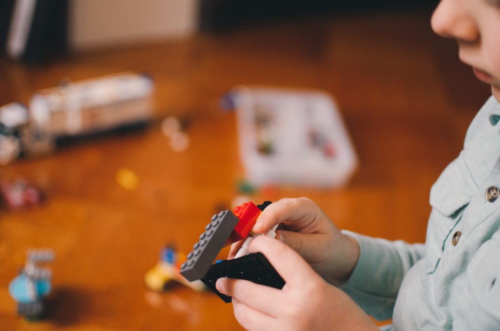 Un niño jugando con unos bloques de construcción Lego