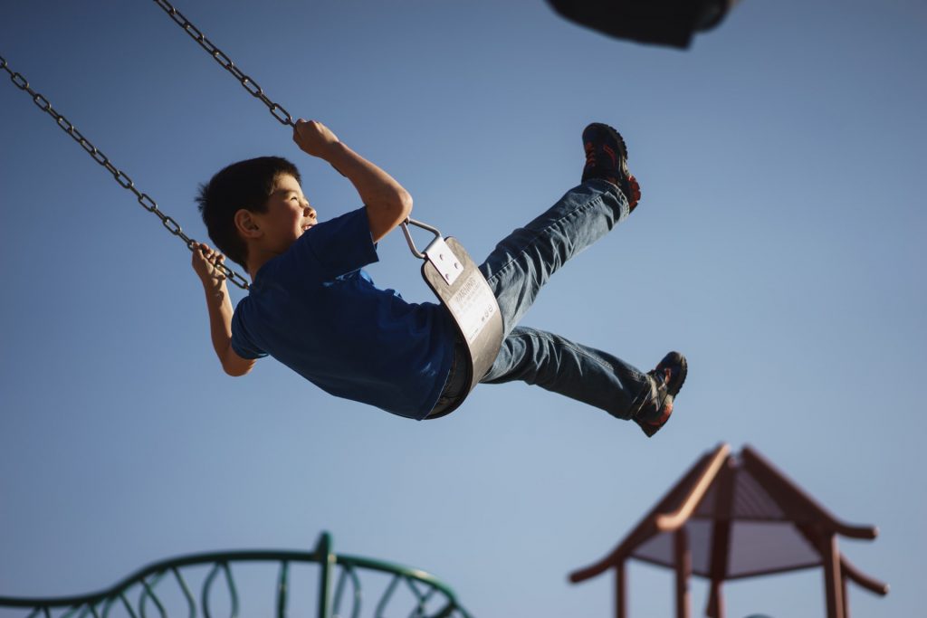 Niño columpiándose
