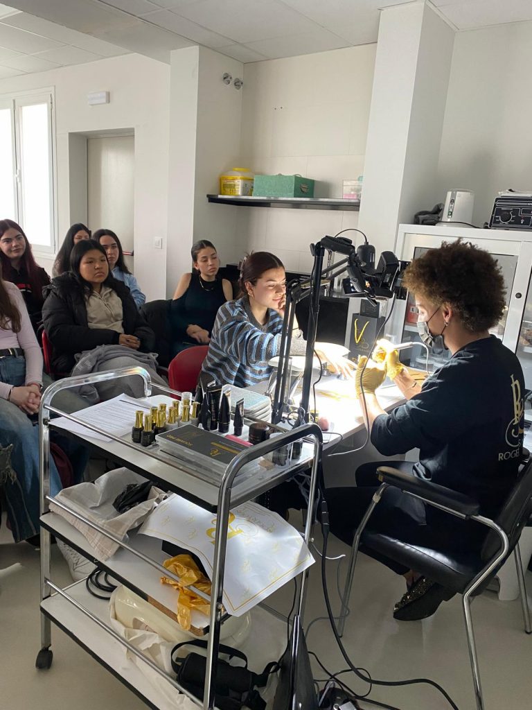 TALLER CON ROGER LOUIS NAILSS. IES Ciudad de Jaén.
