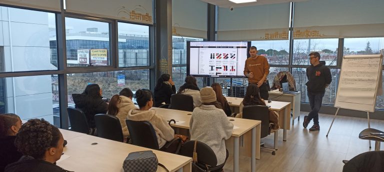 VISITA A AKIRA. IES Ciudad de Jaén.