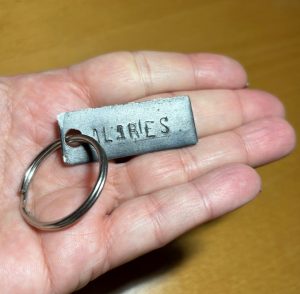 Llaveros elaborados por el alumnado de mecanizado