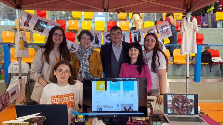 El IES ISIDRA DE GUZMÁN muestra el talento de sus alumnos de Artes Gráficas en la VI edición de la Feria de las Profesiones celebrada el 16 de abril.