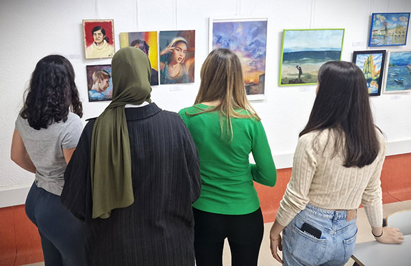 Alumnas del EOI de Aranjuez en la Exposición abril 2024 Técnica del pastel
