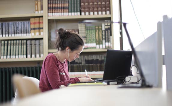 EOI JM Alumna del centro en la biblioteca