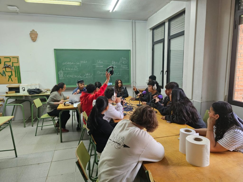 grupo de alumnos en el estudio del IES