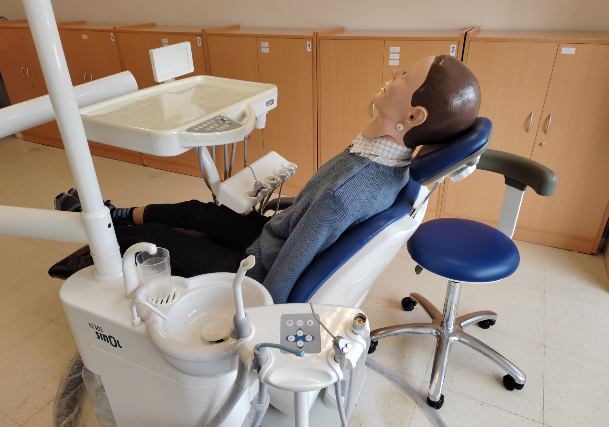 Equipamiento del gabinete dental del IES AL-SATT