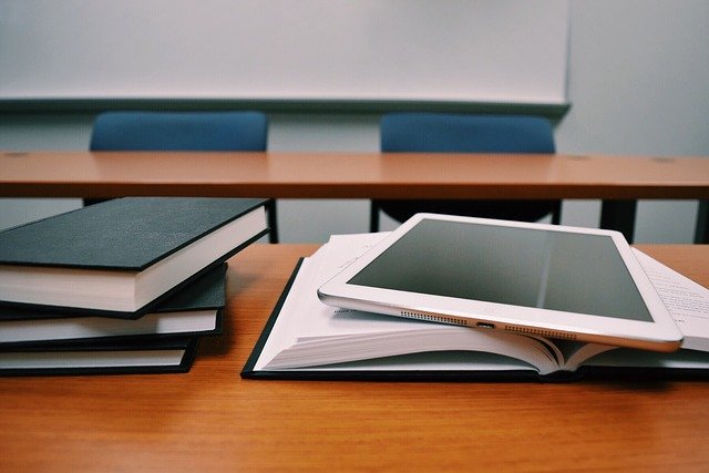 Alumno trabajando con una tablet