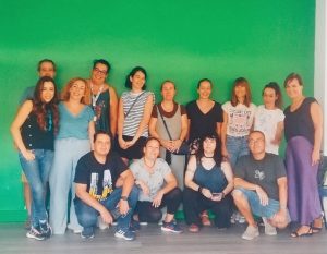 En la imagen se ven a un grupo de personas posando para la foto. Aparecen, en la esquina izquierda Ramiro Adrada, en el centro de la foto, 10 madres y dos padres de alumnos de 1º de ESO y en la parte derecha de la fotografía una de las orientadoras de nuestro centro