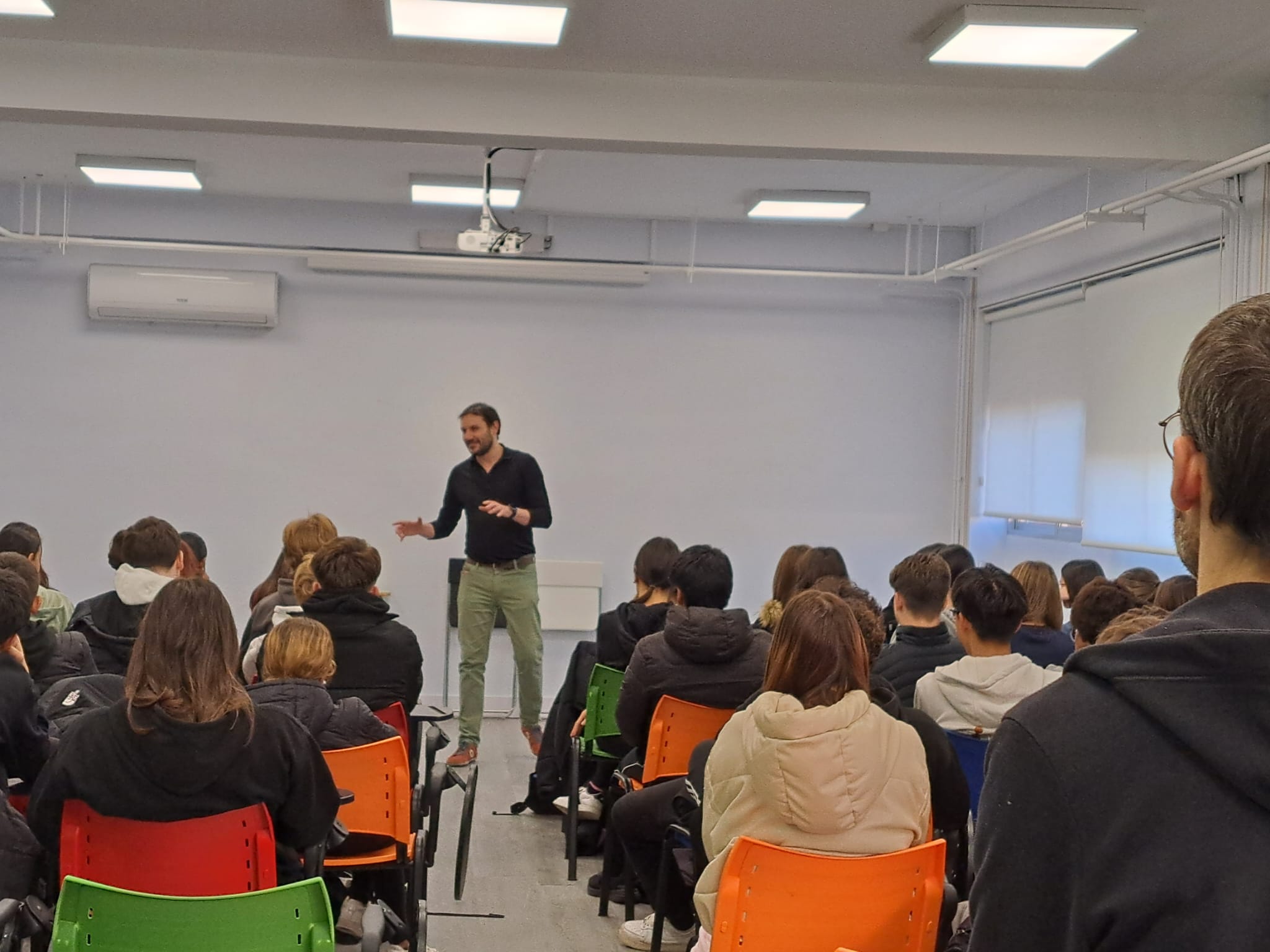 NUEVA ACTUACIÓN DE TEATRO CON EL ACTOR «HÉCTOR URIÉN»