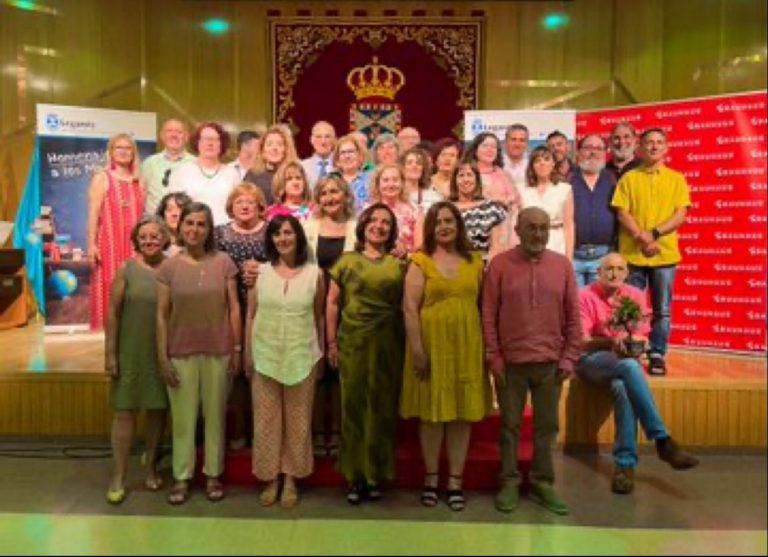Una vida dedicada a la enseñanza: homenaje a nuestra querida compañera Rosario por su jubilación