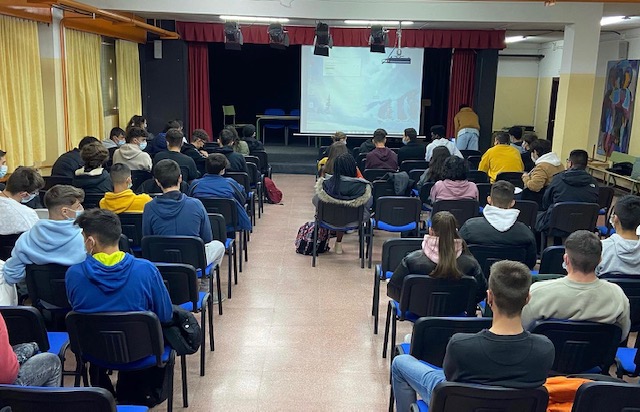 Alumnos vistos de espaldas en el salón de actos