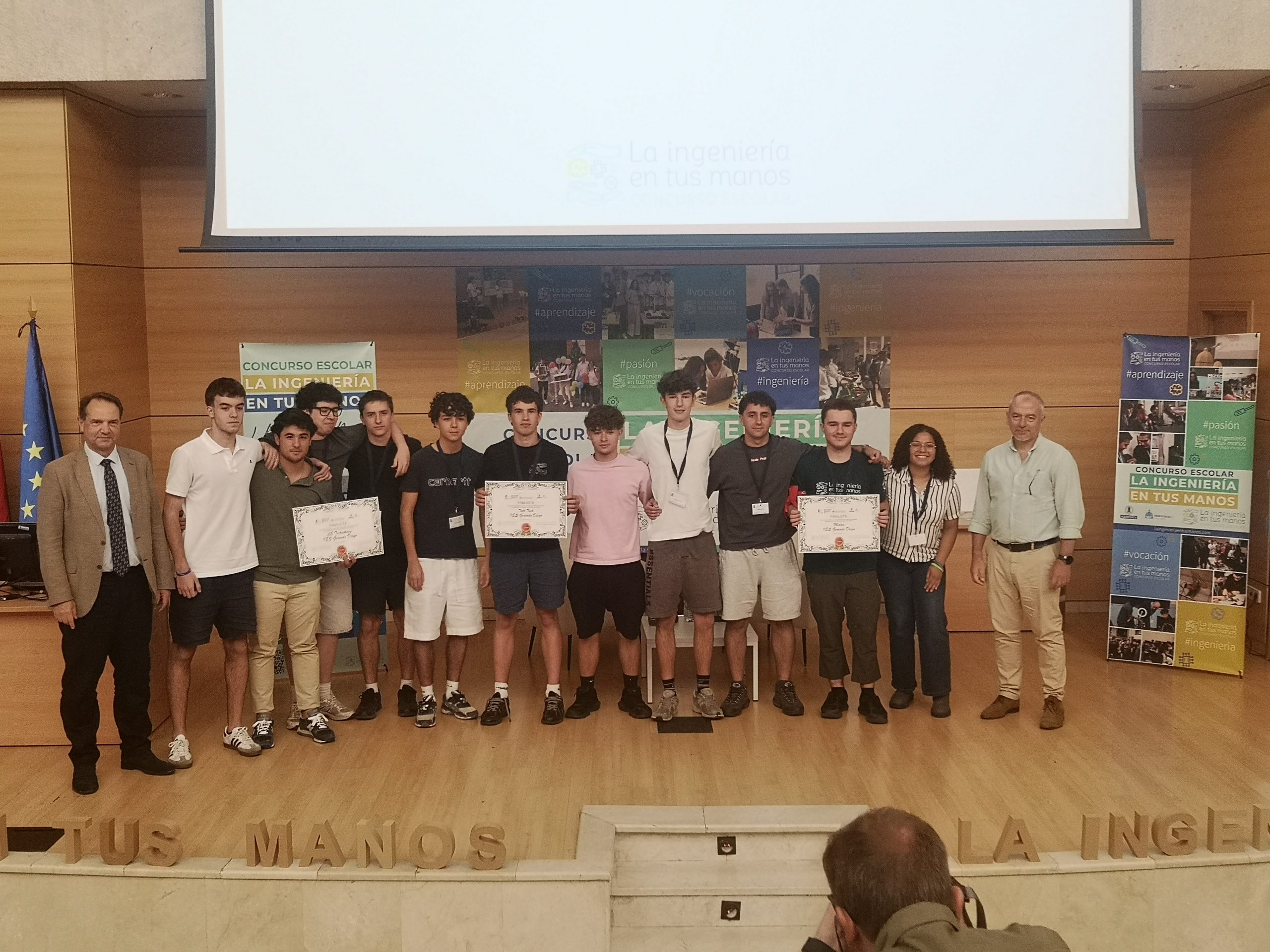 Los chicos reciben su diploma
