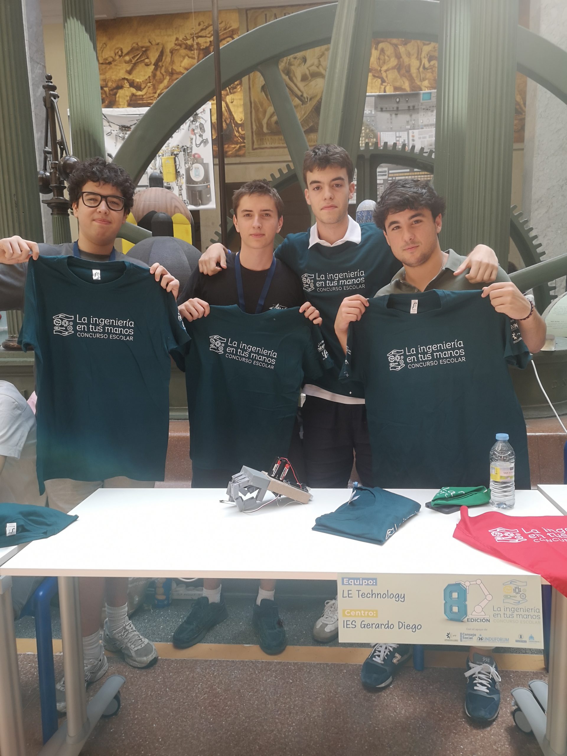 Grupo exponiendo su proyecto