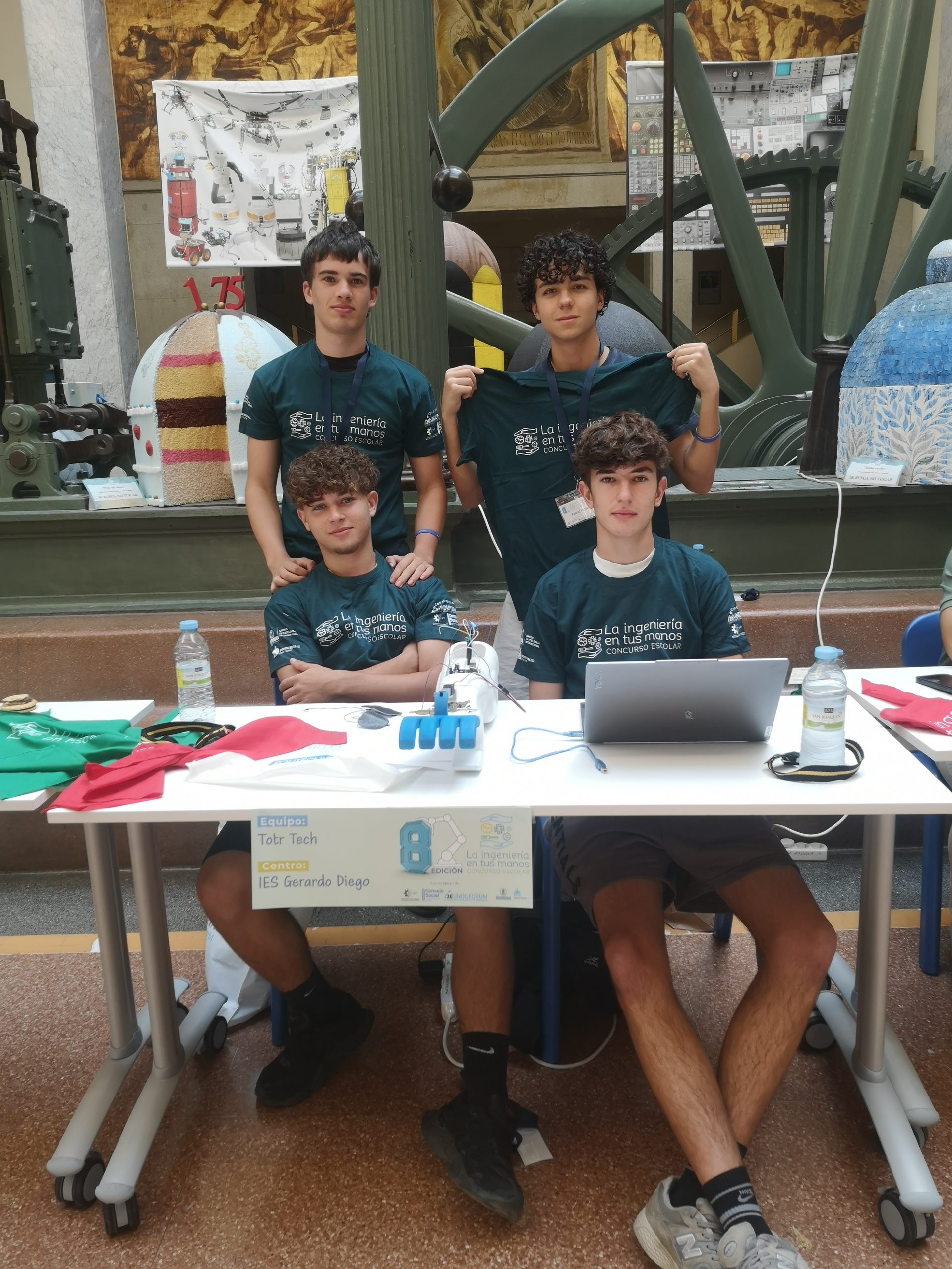 Grupo 2 exponiendo proyecto