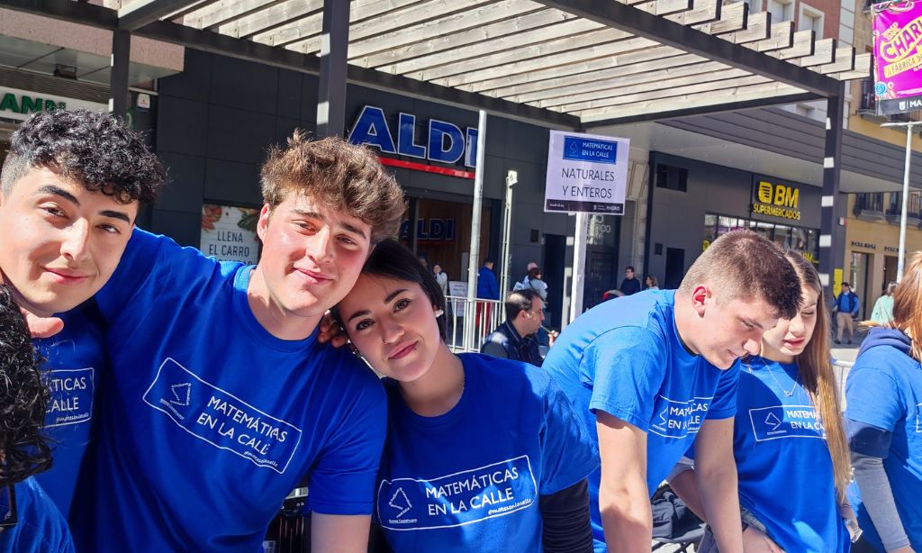 Grupo de alumnos 2ºBach A en actividad Matemáticas en la calle