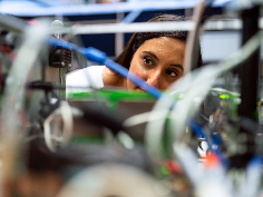 alumno detrás de aparatos electrónicos