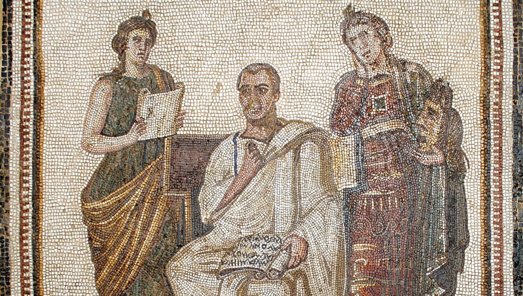 Mosaico que muestra al poeta romano Virgilio, vestido con una toga romana y sosteniendo un rollo de papiro con su obra. Está sentado y ambos lados aparecen dos musas.