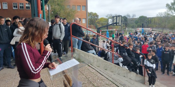 Minuto de silencio por las personas damnificadas por la D.A.N.A.