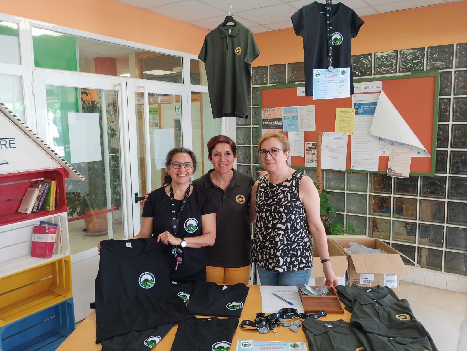 Venta de camisetas y llaveros 