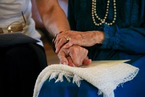 Las manos de una persona sujetando las de otra