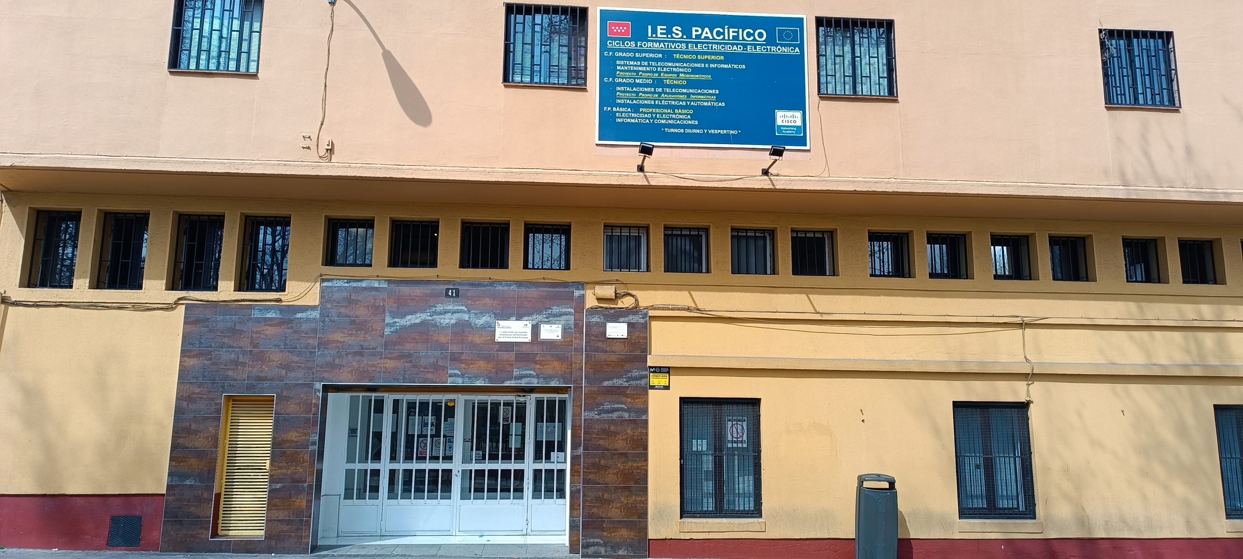 Fachada del IES Pacífico, C/ Luis Mitjans 41, Madrid