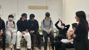 Un grupo de alumnos del IES Palomeras-Vallecas realizan una actividad mientras se encuentran con los ojos cubiertos por un antifaz. La actividad está siendo dirigida por una profesora de la Universidad Rey Juan Carlos.