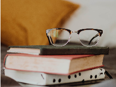 gafas sobre libros
